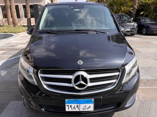 إيجار مرسيدس فيانو بالسائق: سيارة رجال الأعمال الفاخرة للوصول إلى أي مطار.