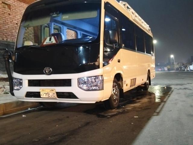 إيجار تويوتا كوستر بالسائق: توصيل المجموعات إلى الغردقة مباشرة من بوابة المطار.