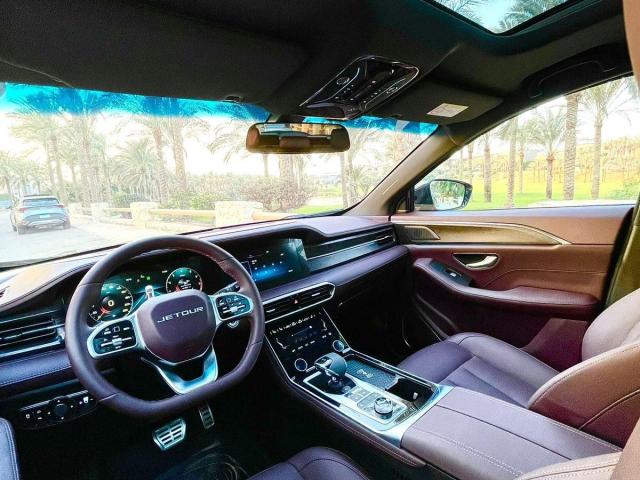 إيجار جيتور X90 بالسائق: الخيار الأمثل لرحلات العائلة الكبيرة بأمان ورفاهية.