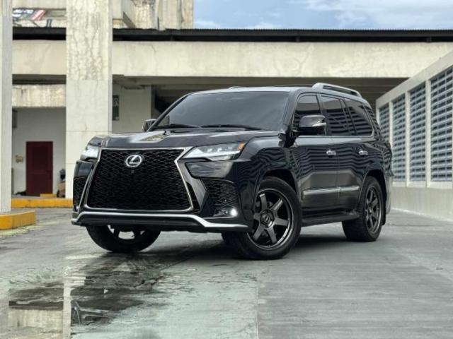 إيجار لكزس 570 بالسائق لرجال الأعمال: خدمة VIP لتوصيلك من المطار إلى وجهتك مباشرة.