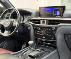 إيجار لكزس 570 بالسائق لرجال الأعمال: خدمة VIP لتوصيلك من المطار إلى وجهتك مباشرة.