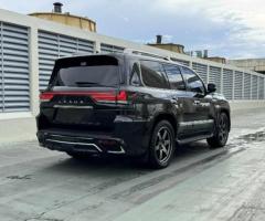 إيجار لكزس 570 بالسائق لرجال الأعمال: خدمة VIP لتوصيلك من المطار إلى وجهتك مباشرة.