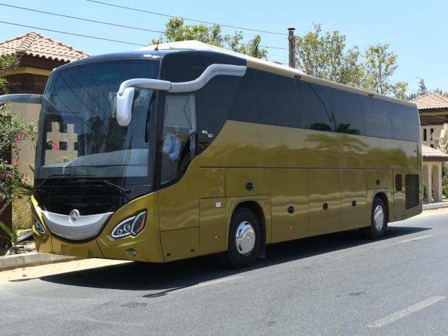 ايجار أتوبيس مرسيدس 50 مقعد بالسائق لتغطية جميع انتقالاتك، بما في ذلك استقبال وتوصيل المطار.