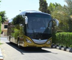 ايجار أتوبيس مرسيدس 50 مقعد بالسائق لتغطية جميع انتقالاتك، بما في ذلك استقبال وتوصيل المطار.