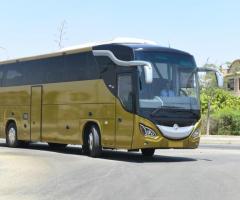 ايجار أتوبيس مرسيدس 50 مقعد بالسائق لتغطية جميع انتقالاتك، بما في ذلك استقبال وتوصيل المطار.