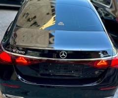 إيجار مرسيدس E200 موديل 2025 بالسائق