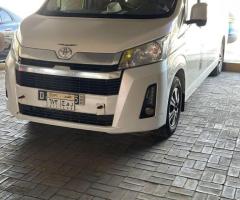 إيجار ميكروباص تويوتا هايس 14 راكباً بالسائق