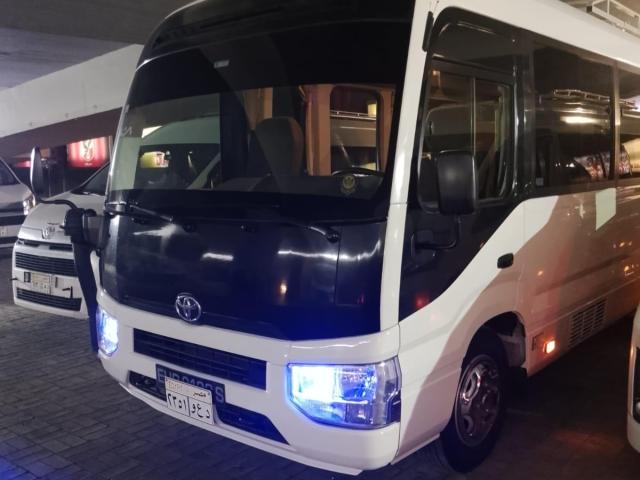 إيجار باص كوستر بالسائق لاستقبال بعثات الشركات