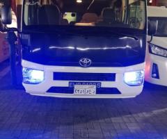 إيجار باص كوستر بالسائق لاستقبال بعثات الشركات