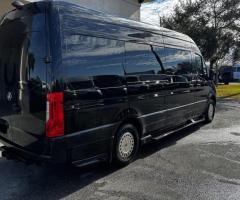 إيجار سبرنتر بالسائق لتوصيلات المطار