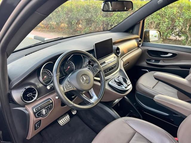 ايجار كيا كرنفال موديل 2025 7 راكب بالسائق