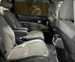 ايجار كيا كرنفال موديل 2025 7 راكب بالسائق