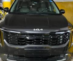 ايجار كيا كرنفال موديل 2025 7 راكب بالسائق