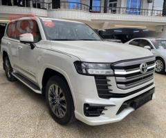 ايجار تويوتا لاندكروزر للسفر والرحالات