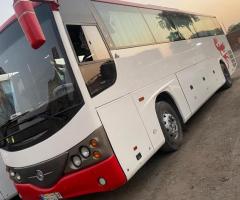 إيجار أتوبيس مرسيدس (50 راكباً) للسفر والنقل السياحي