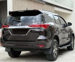 إيجار خدمة ليموزين المطار: تجربة استثنائية بسعر يستحق.