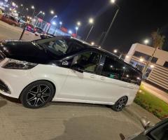 ايجار فان مرسيدس فيانو بالسائق لتوصيلات المطار الفاخرة واستقبال الوفد.