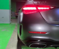 ايجار مرسيدس C300 بالسائق لتوفير وسيلة نقل راقية لتوصيلات المطار والوفود.