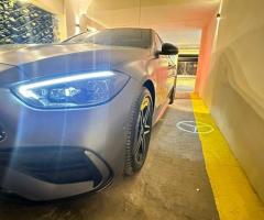 ايجار مرسيدس C300 بالسائق لتوفير وسيلة نقل راقية لتوصيلات المطار والوفود.