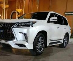 إيجار لكزس LX570: خدمة الاستقبال والتوصيل الخاصة بكبار الزوار من وإلى المطار.