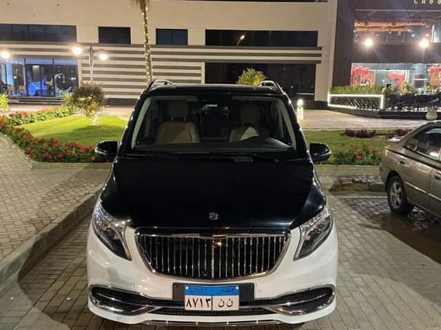 إيجار مرسيدس فيانو بالسائق: الخيار الأمثل للرحلات العائلية الفاخرة.