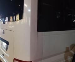 إيجار تويوتا كوستر بالسائق: سعة كبيرة وراحة ممتدة طوال الطريق.