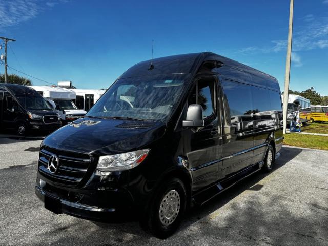 إيجار فان مرسيدس سبرنتر بالسائق.. استمتع بخصوصية تامة وتجهيزات فاخرة على الطريق.