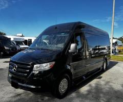 إيجار فان مرسيدس سبرنتر بالسائق.. استمتع بخصوصية تامة وتجهيزات فاخرة على الطريق.
