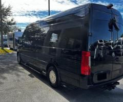 إيجار فان مرسيدس سبرنتر بالسائق.. استمتع بخصوصية تامة وتجهيزات فاخرة على الطريق.