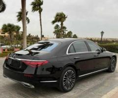 إيجار مرسيدس S بالسائق لاستقبال كبار الشخصيات من المطار بأقصى درجات الرقي.