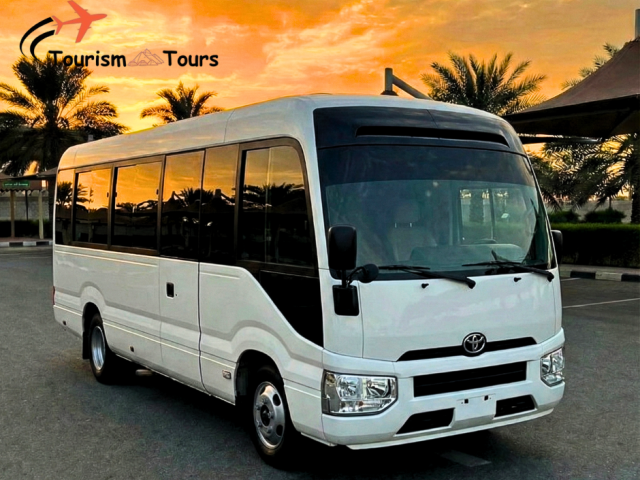 الفخامة في كل مقعد.. إيجار تويوتا كوستر 21 راكب VIP!