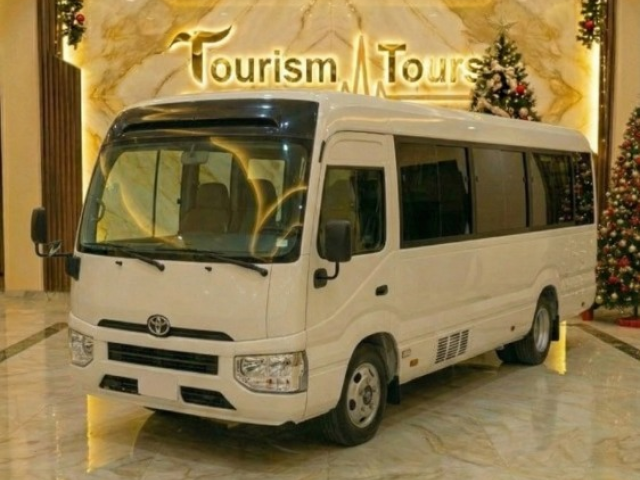 رحلة مريحة لكل العدد.. إيجار تويوتا كوستر من تورزم تورز! ????