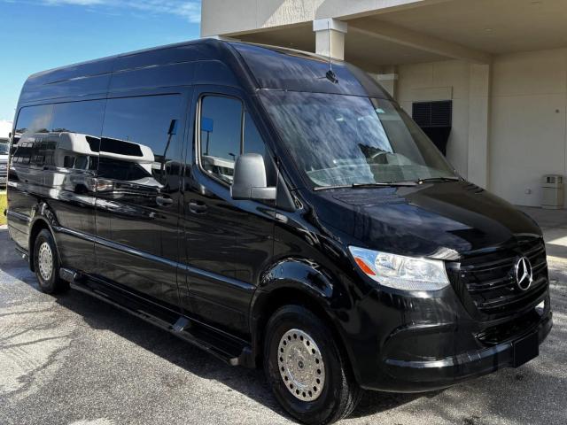 إيجار مرسيدس سبرنتر بخدمة 