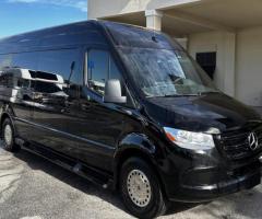 إيجار مرسيدس سبرنتر بخدمة "V-Class" لضمان أفضل ليموزين المطار.
