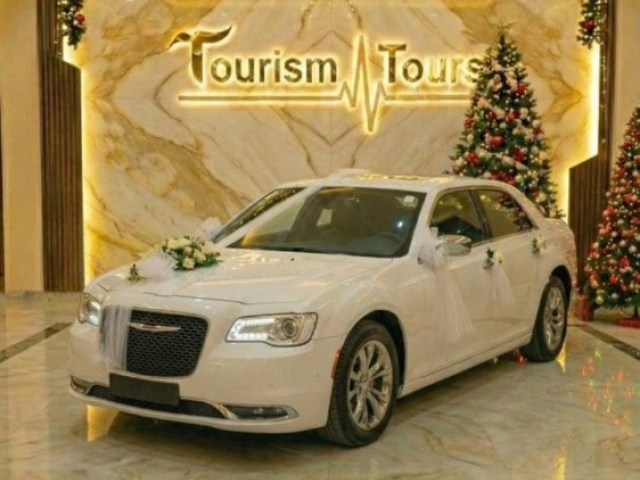 زفة العمر بمفهوم الفخامة.. إيجار كرايسلر ليموزين للزفاف!