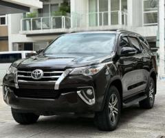 إيجار تويوتا فورتشنر بالسائق بأسعار حصرية ضمن عروض احتفالات رأس السنة.