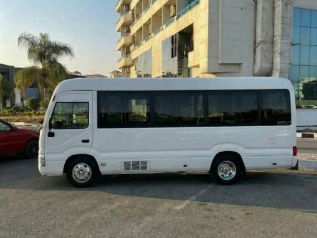 رحلة مجموعتك أسهل وأريح.. إيجار تويوتا كوستر 21 فرد!