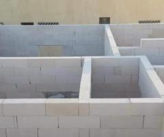 طوب أبيض خفيف… قوة في البناء وراحة في التنفيذ