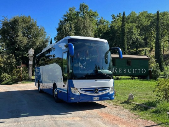 عملاق الطرق والراحة.. إيجار أتوبيس مرسيدس 50 راكب للسفر!