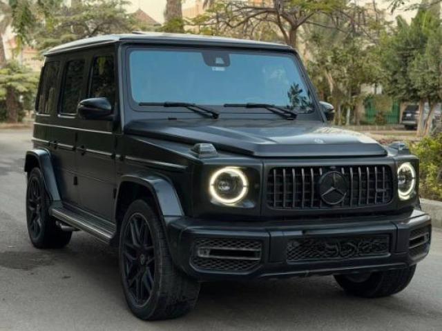 احجز الآن مرسيدس G63 موديل السنة بالسائق لتجربة نقل فاخرة من وإلى المطار.