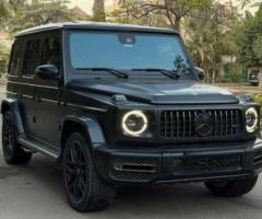 احجز الآن مرسيدس G63 موديل السنة بالسائق لتجربة نقل فاخرة من وإلى المطار.