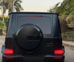 احجز الآن مرسيدس G63 موديل السنة بالسائق لتجربة نقل فاخرة من وإلى المطار.