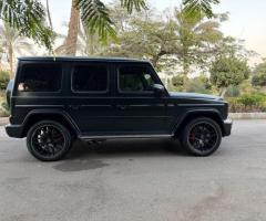 احجز الآن مرسيدس G63 موديل السنة بالسائق لتجربة نقل فاخرة من وإلى المطار.