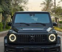 احجز الآن مرسيدس G63 موديل السنة بالسائق لتجربة نقل فاخرة من وإلى المطار.