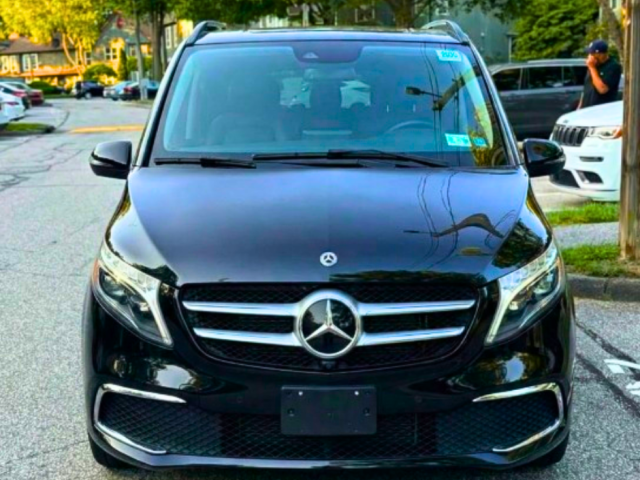 عنوان الفخامة والخصوصية.. إيجار مرسيدس فيانو 7 راكب VIP!