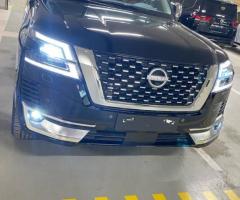 احجز الآن نيسان باترول الواسعة بالسائق لتضمن نقل أمتعتك من المطار بأمان تام.