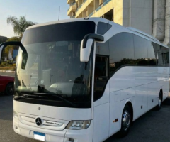 ملك الطرق والرحلات الجماعية.. إيجار أتوبيس مرسيدس 50 راكب!
