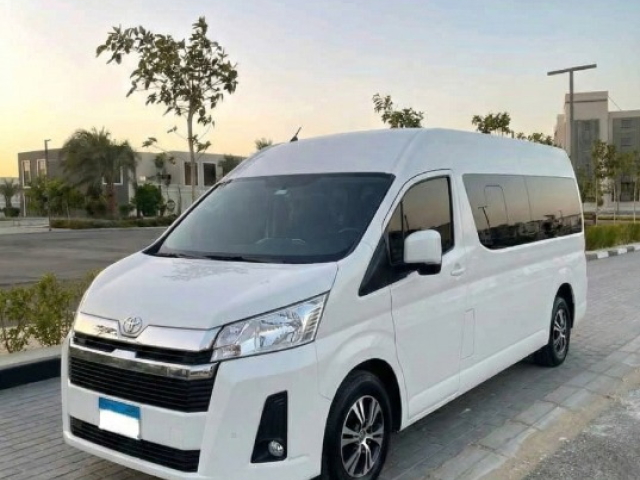 رحلتك أسهل مع العيلة والصحاب.. إيجار تويوتا هايس 14 راكب!