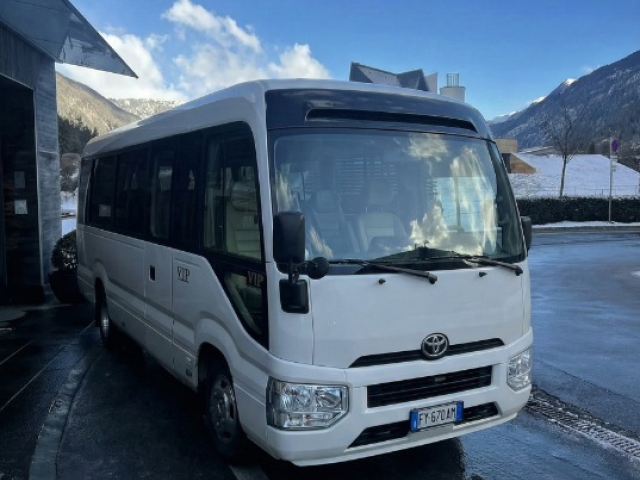 رحلتك الجماعية في جناح ملكي.. إيجار تويوتا كوستر 21 فرد VIP!