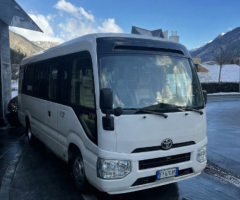 رحلتك الجماعية في جناح ملكي.. إيجار تويوتا كوستر 21 فرد VIP!